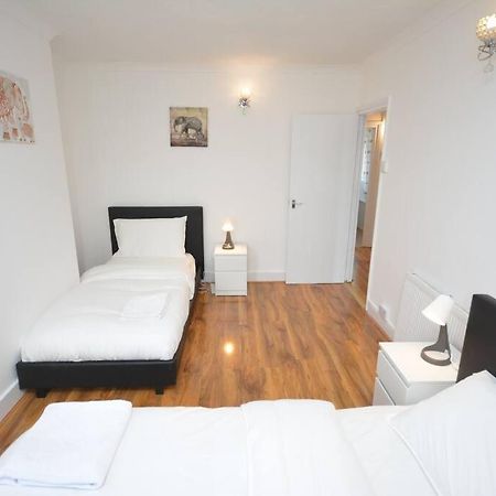 4 Bedroom House In East Londra Exterior foto
