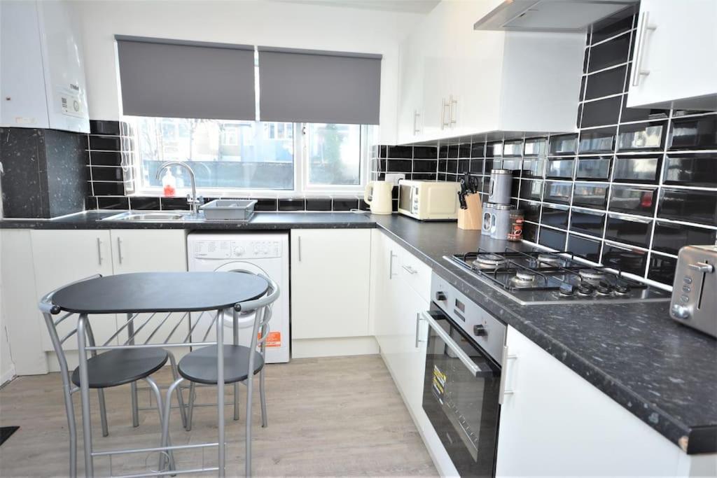 4 Bedroom House In East Londra Exterior foto