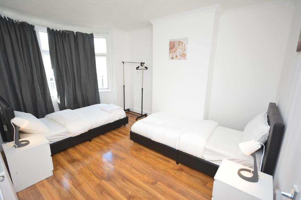 4 Bedroom House In East Londra Exterior foto
