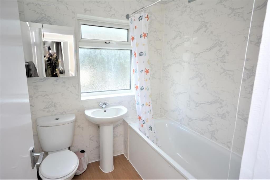4 Bedroom House In East Londra Exterior foto